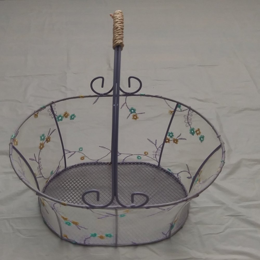 Metallic oval baskets, lined with veil and flower design.
